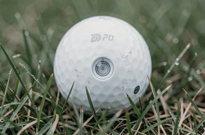 Gros plan sur une balle de golf GPS avec module de localisation intégré dans les dimples